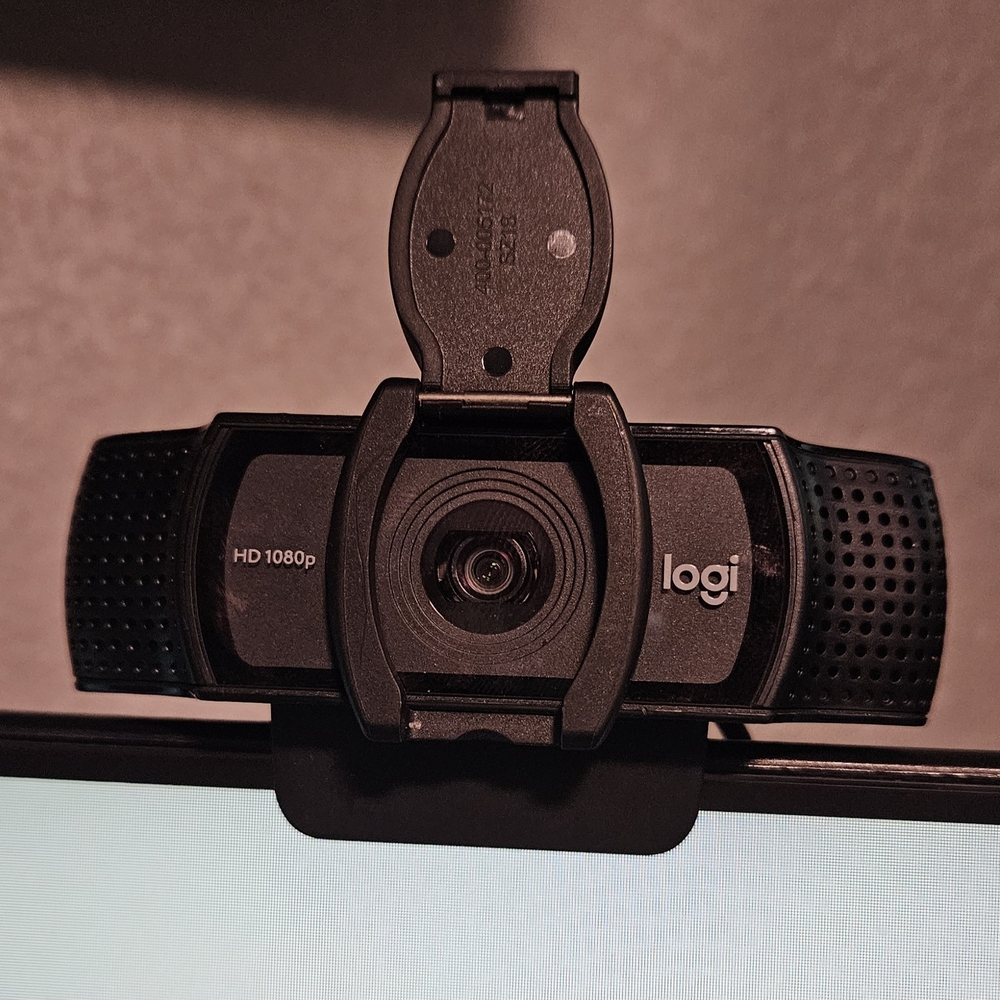 Logi Black HD 1080p Webcam [Shutter Included]